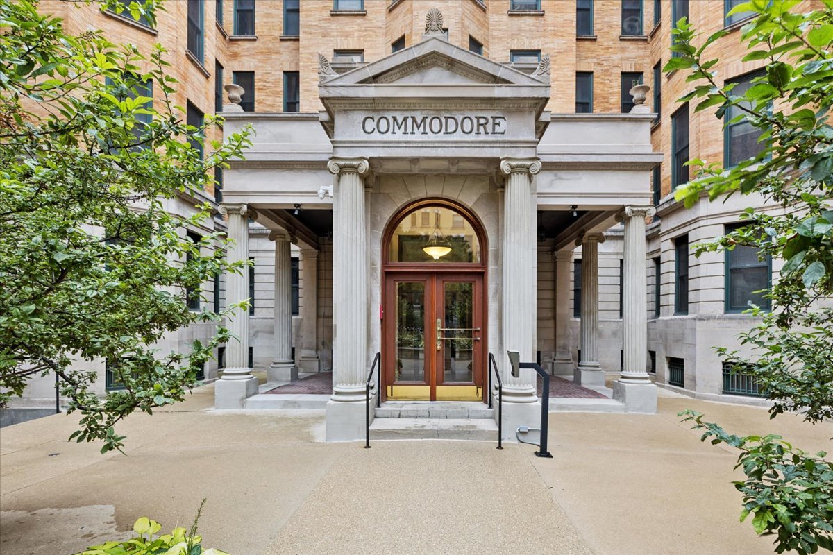 550 W SURF Street Unit: 104
