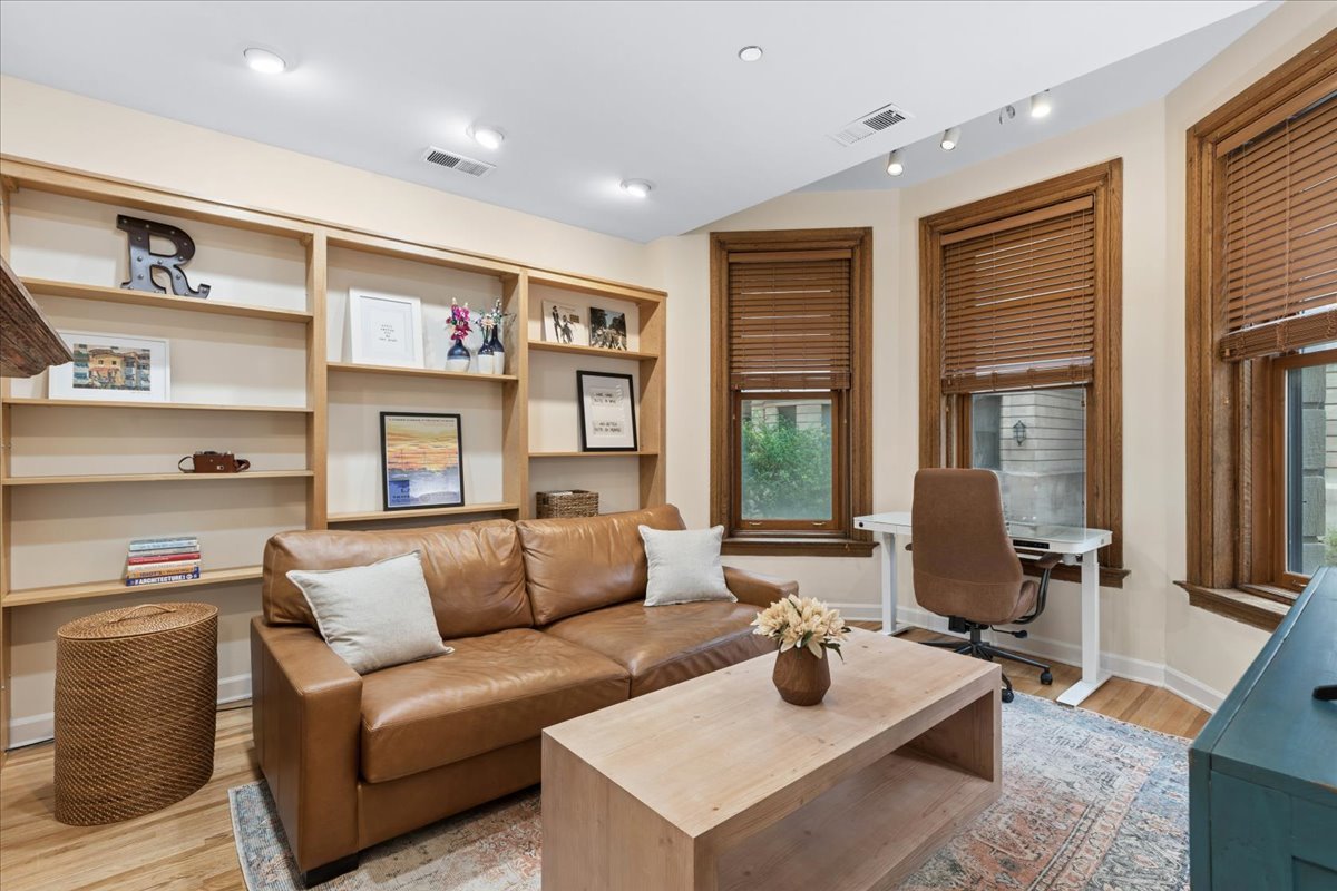 550 W SURF Street Unit: 104