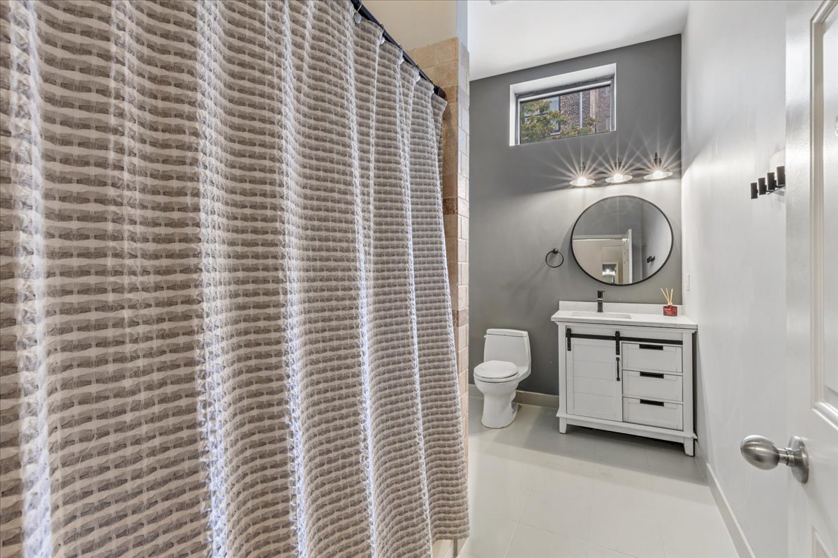 523 N Racine Avenue Unit: 1