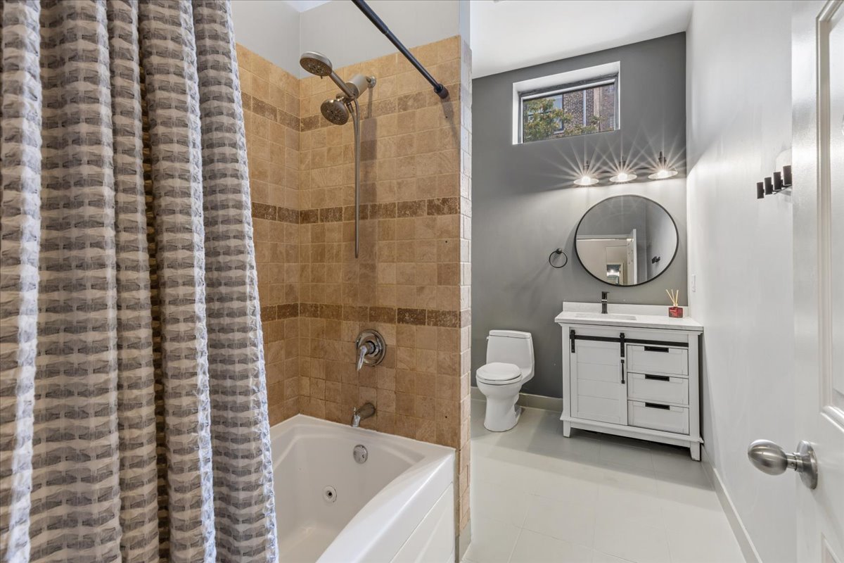 523 N Racine Avenue Unit: 1