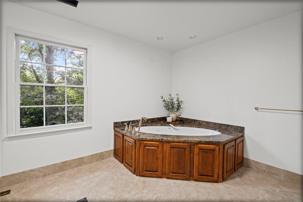 925 Ferncroft Court