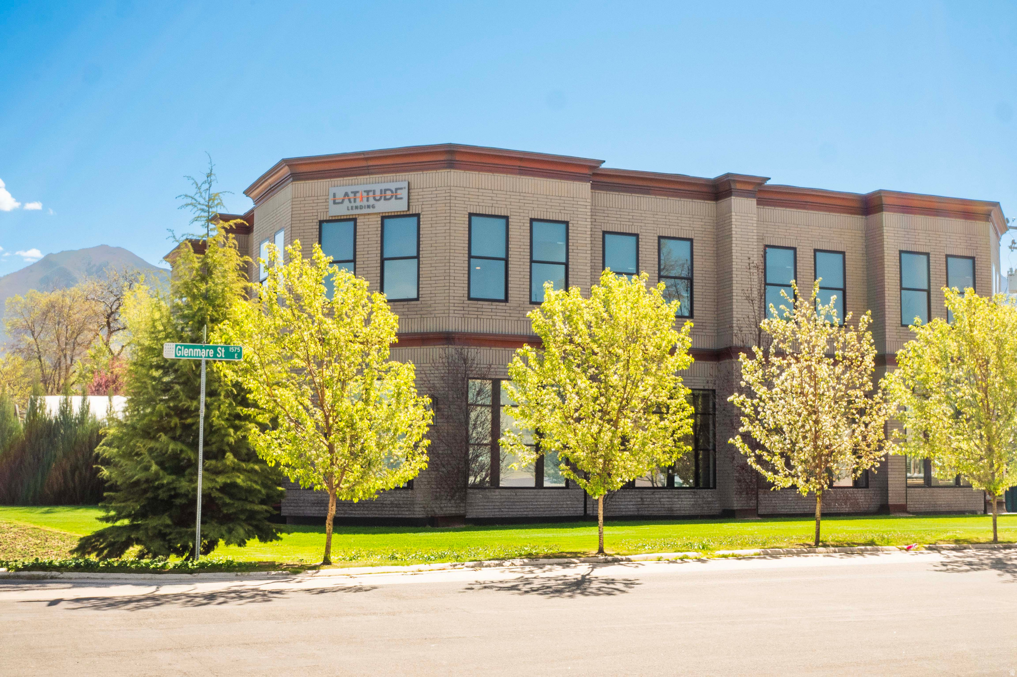 1586 E STRATFORD AVE AVE