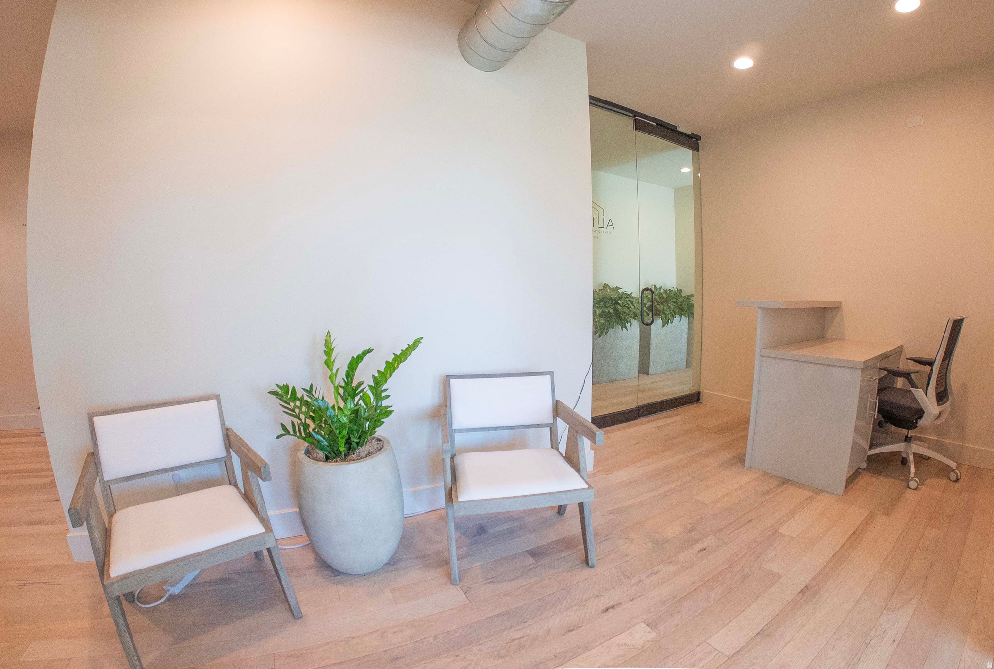 1586 E STRATFORD AVE AVE