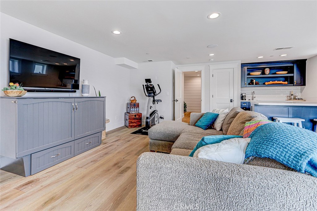 704 Loma