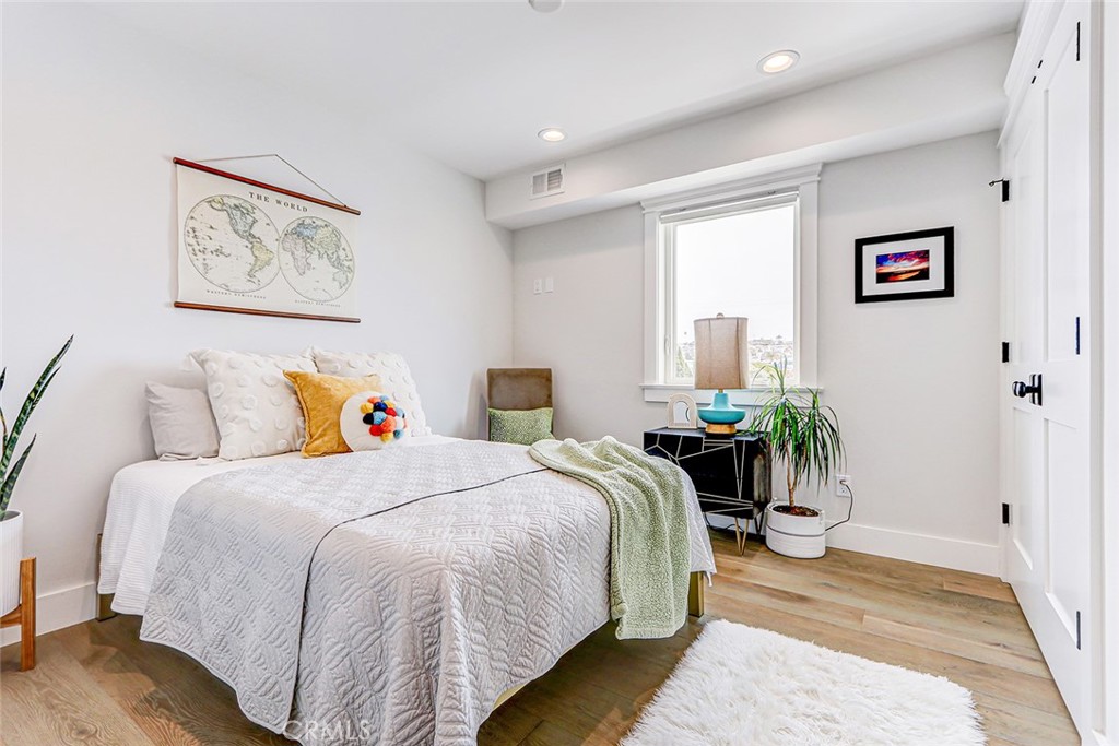 704 Loma