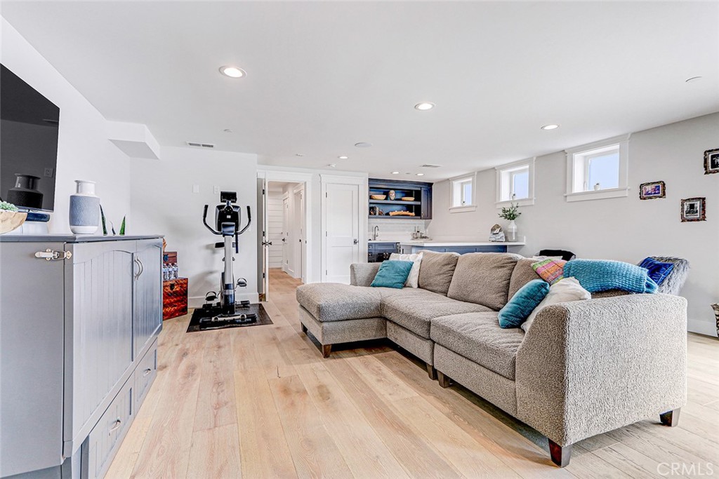 704 Loma