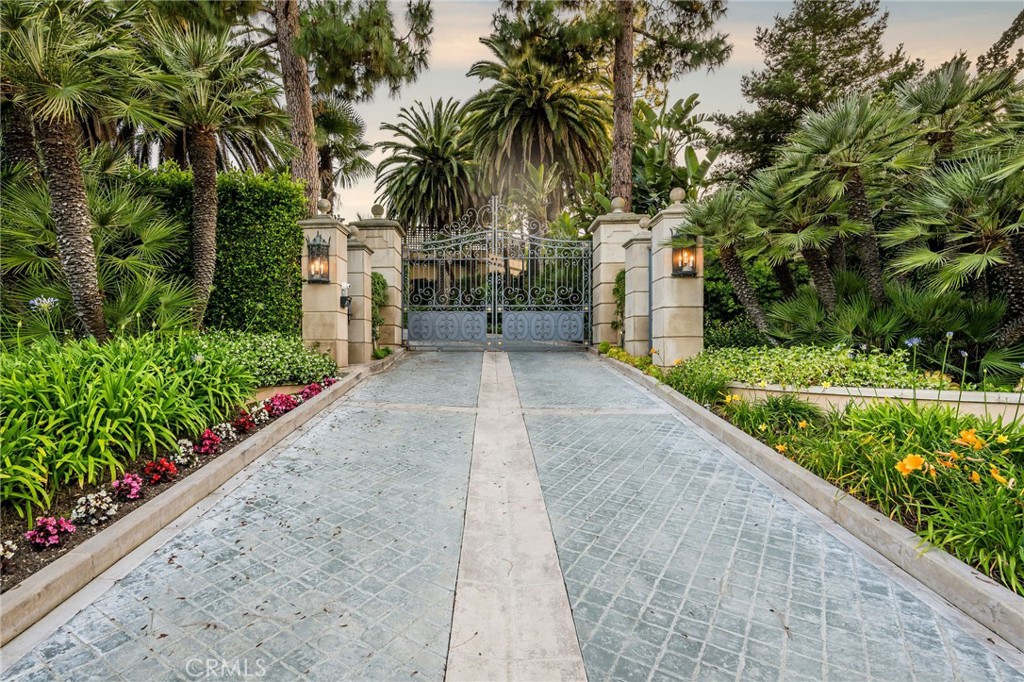 1129 Via Mirabel