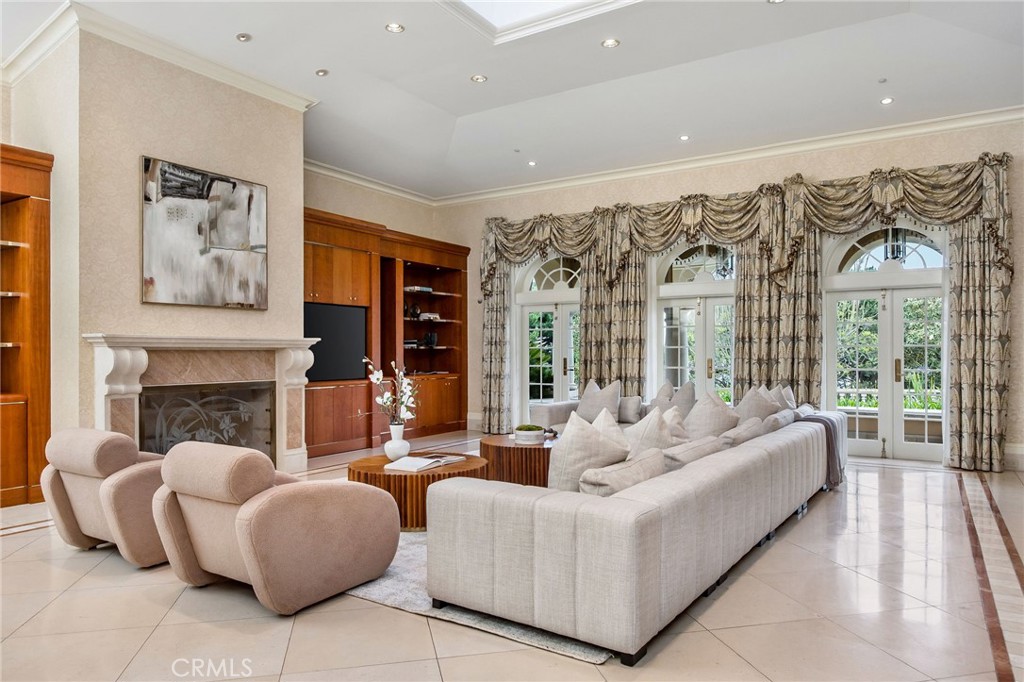1129 Via Mirabel