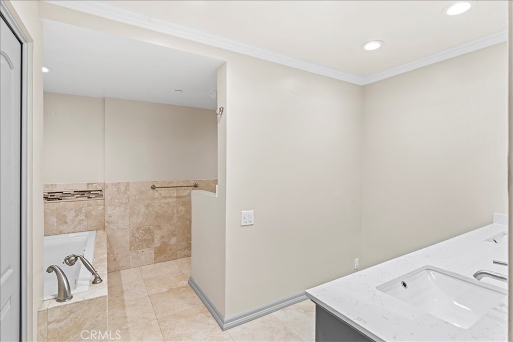 512 Esplanade 103
