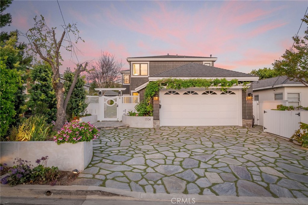 1704 N Poinsettia