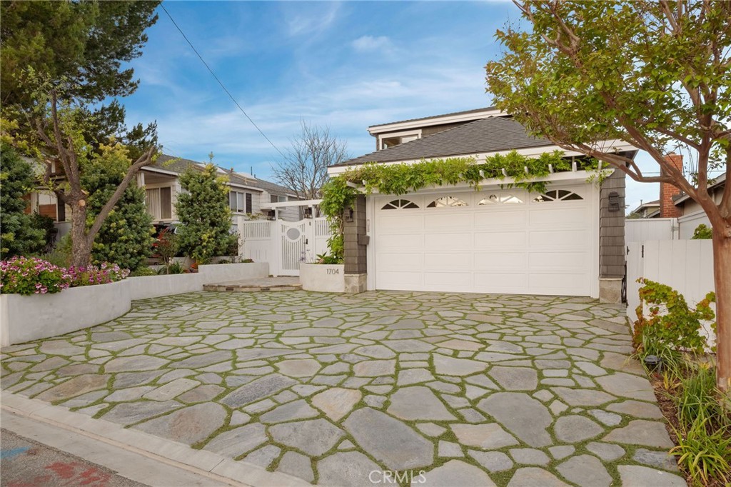 1704 N Poinsettia