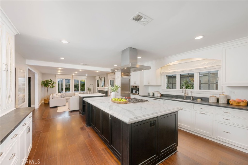 1704 N Poinsettia
