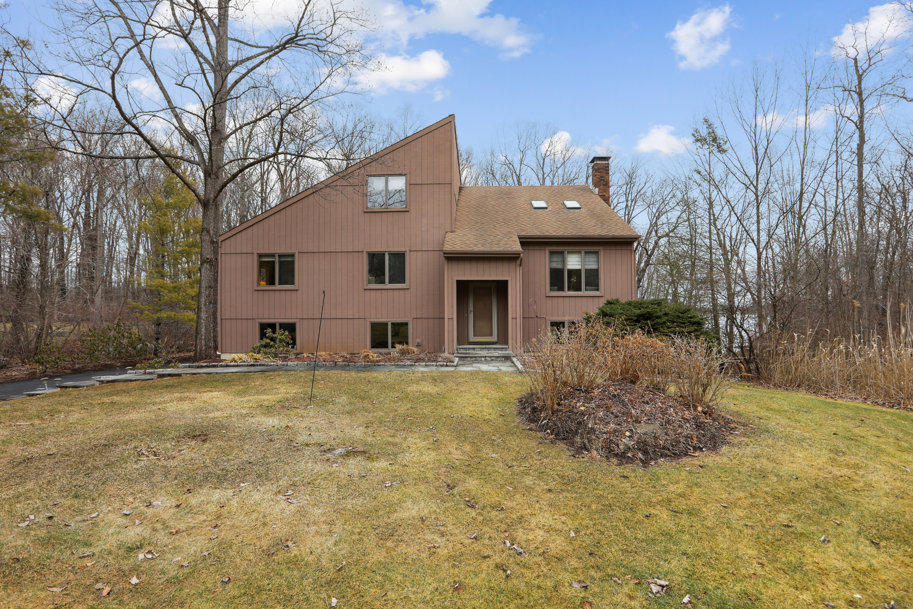 20 Lakecrest Drive