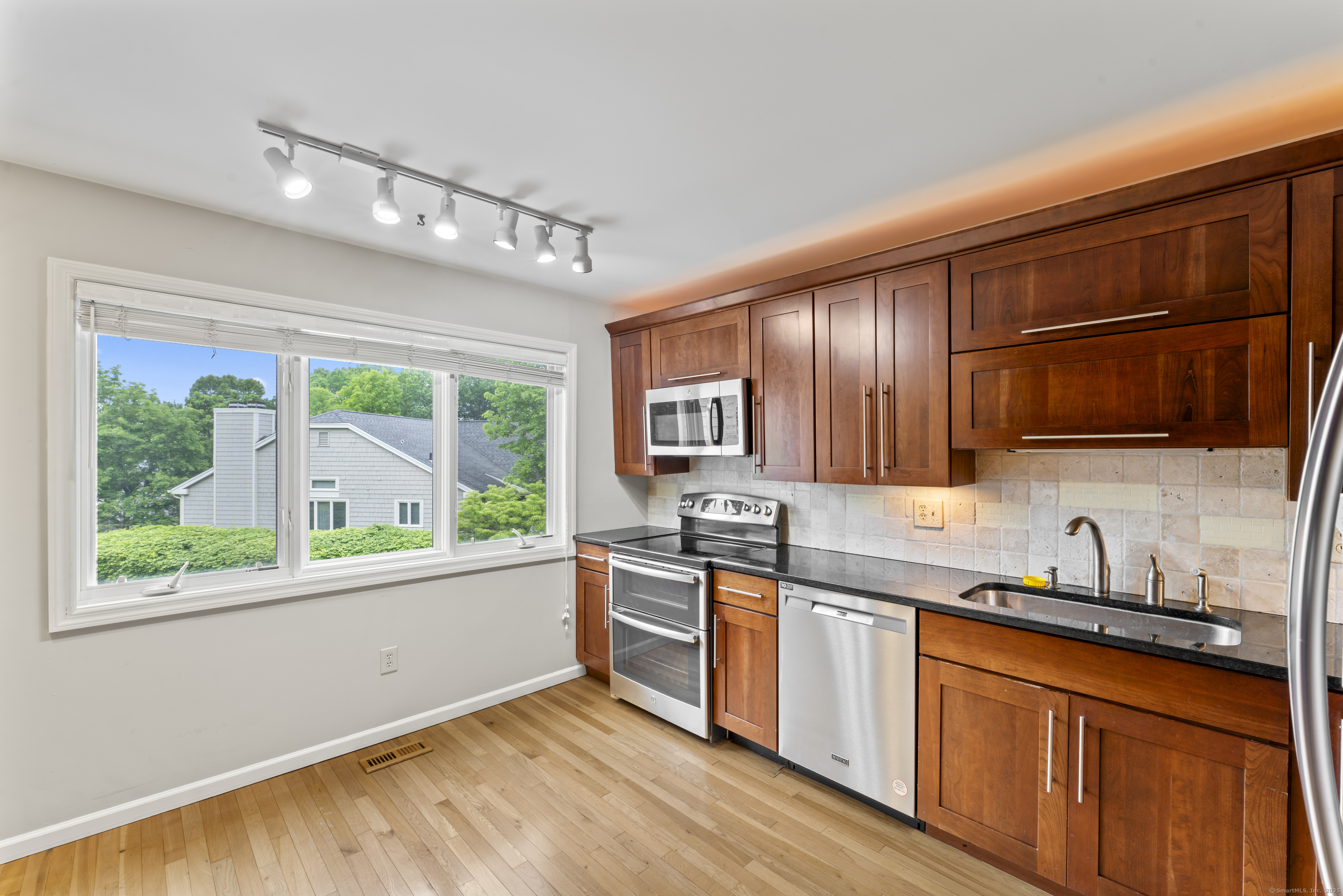 12 Boulevard Drive 21-130