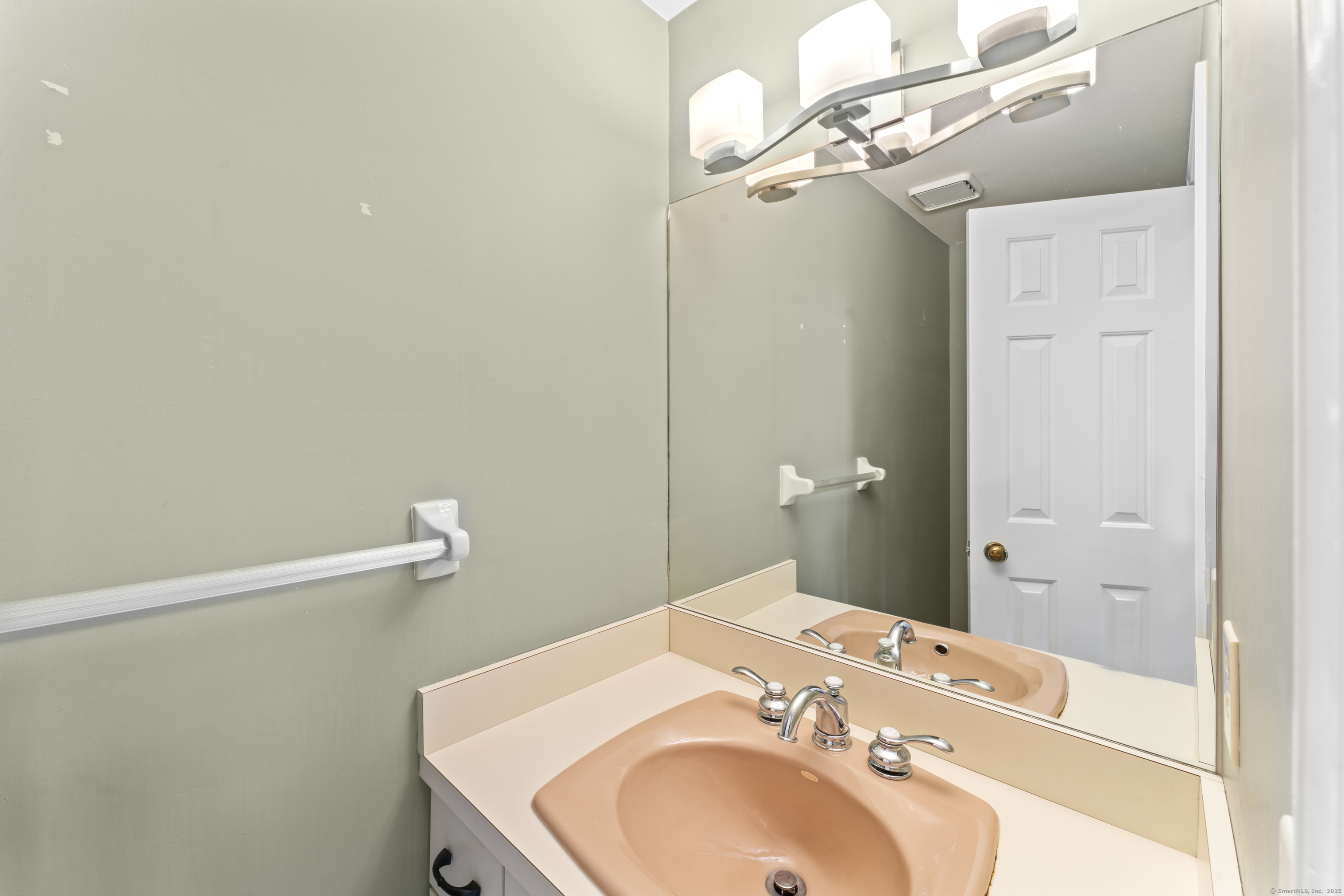 12 Boulevard Drive 21-130