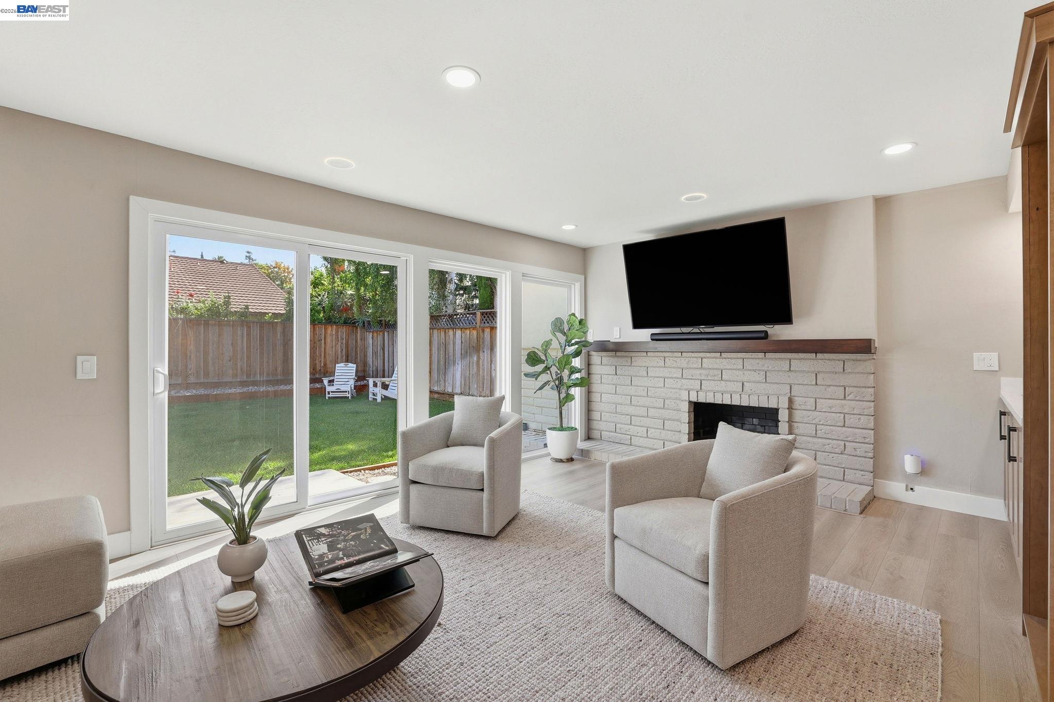 338 Avenida Nogales