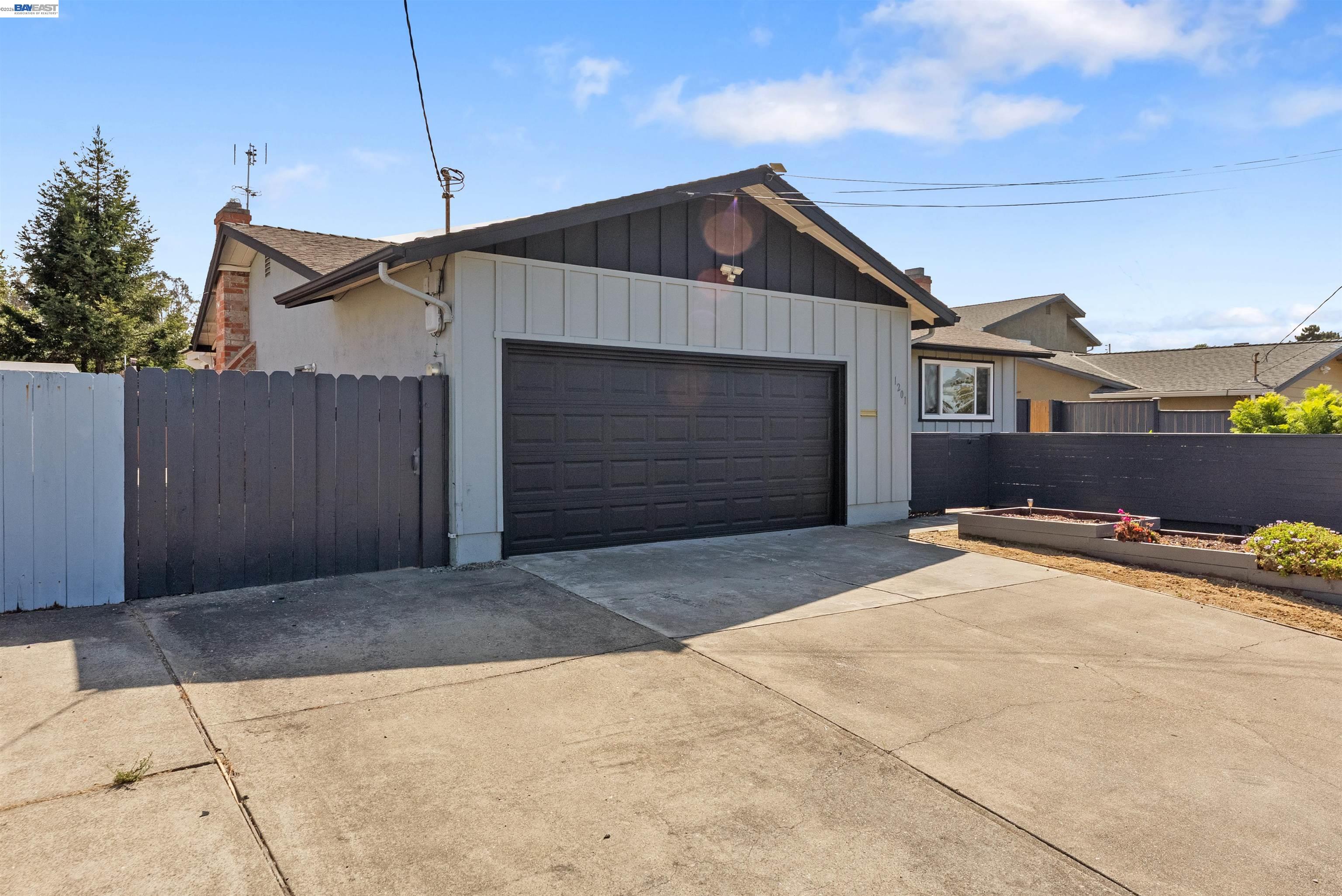 1201 Belfair Dr