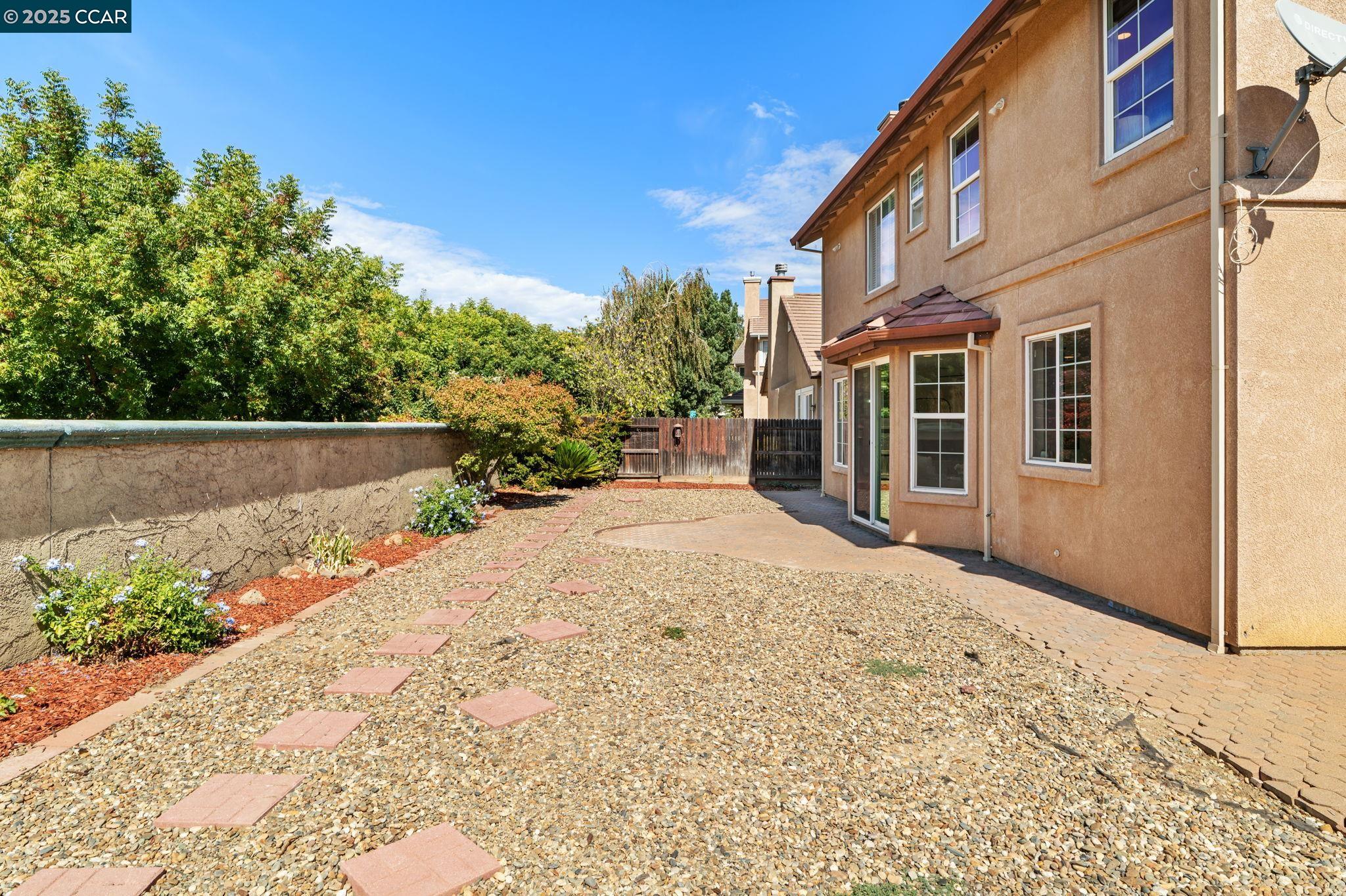 101 Pebble Ct