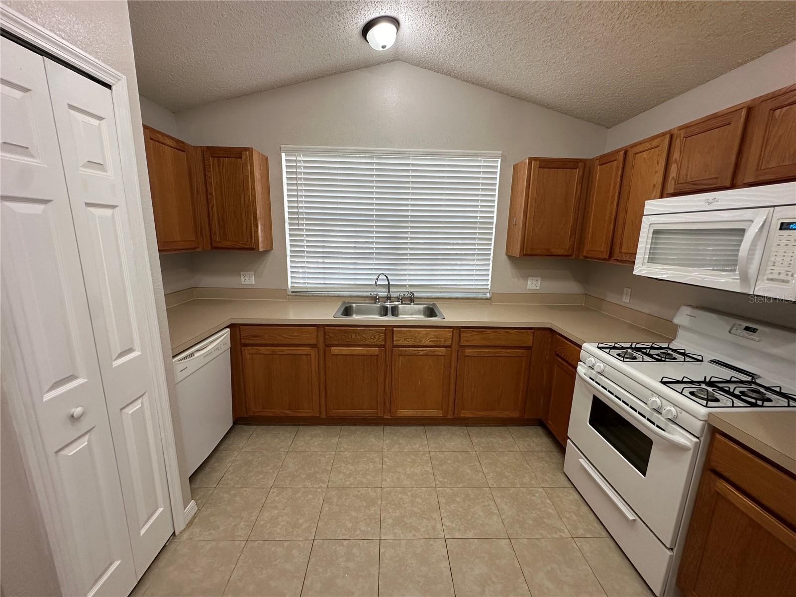 211 GARBERIA DR