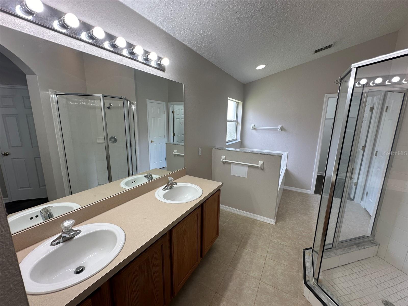 211 GARBERIA DR