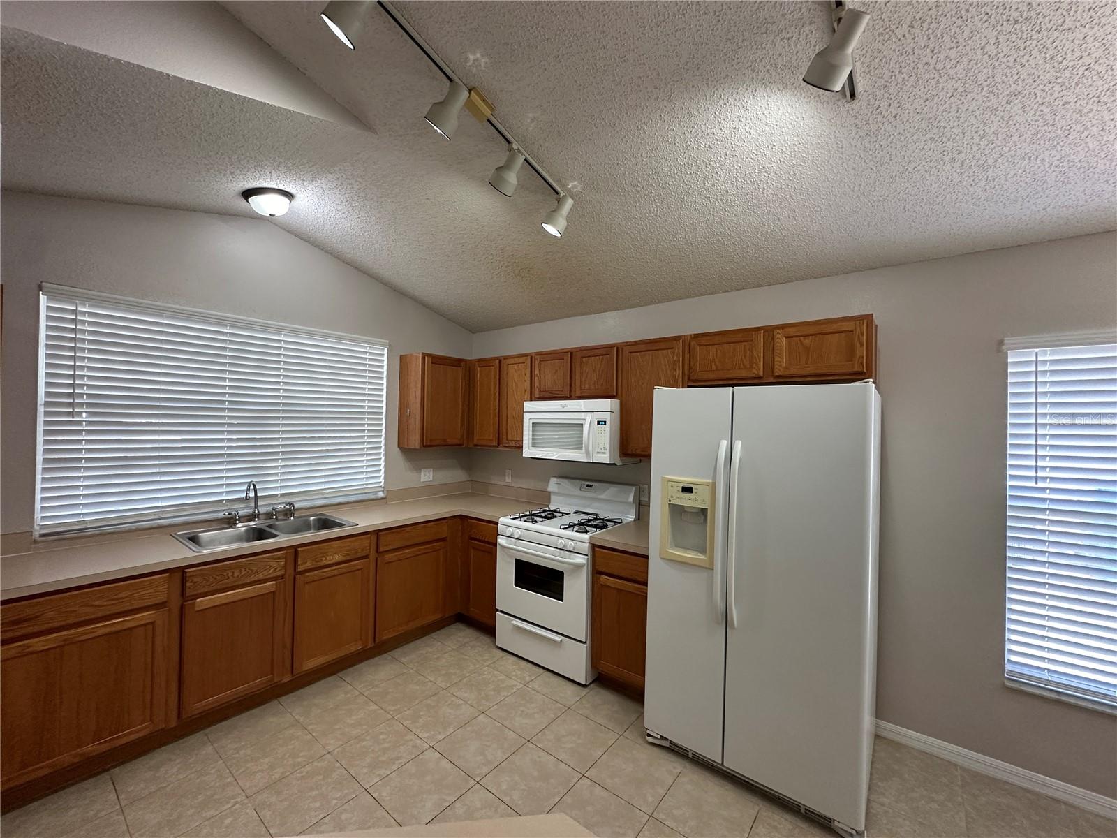 211 GARBERIA DR