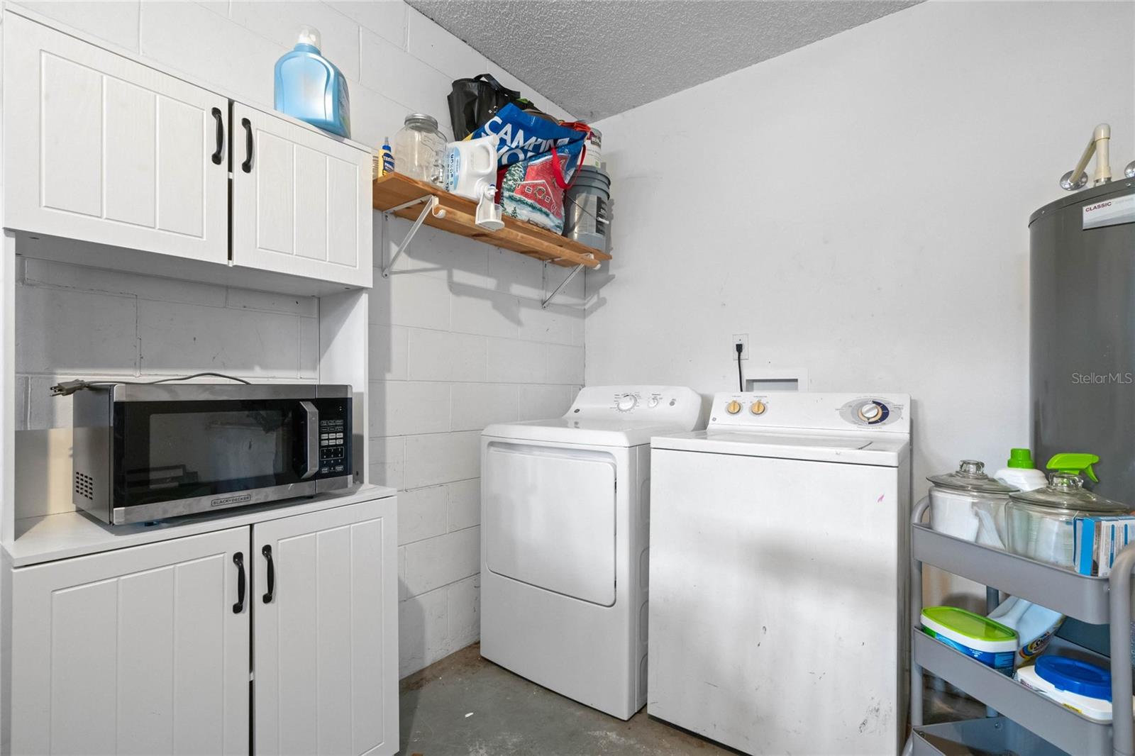 1077 HAMLET DR
