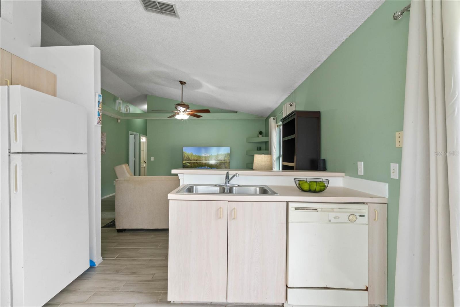 1077 HAMLET DR