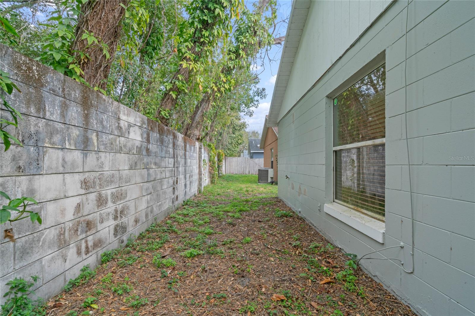 1077 HAMLET DR