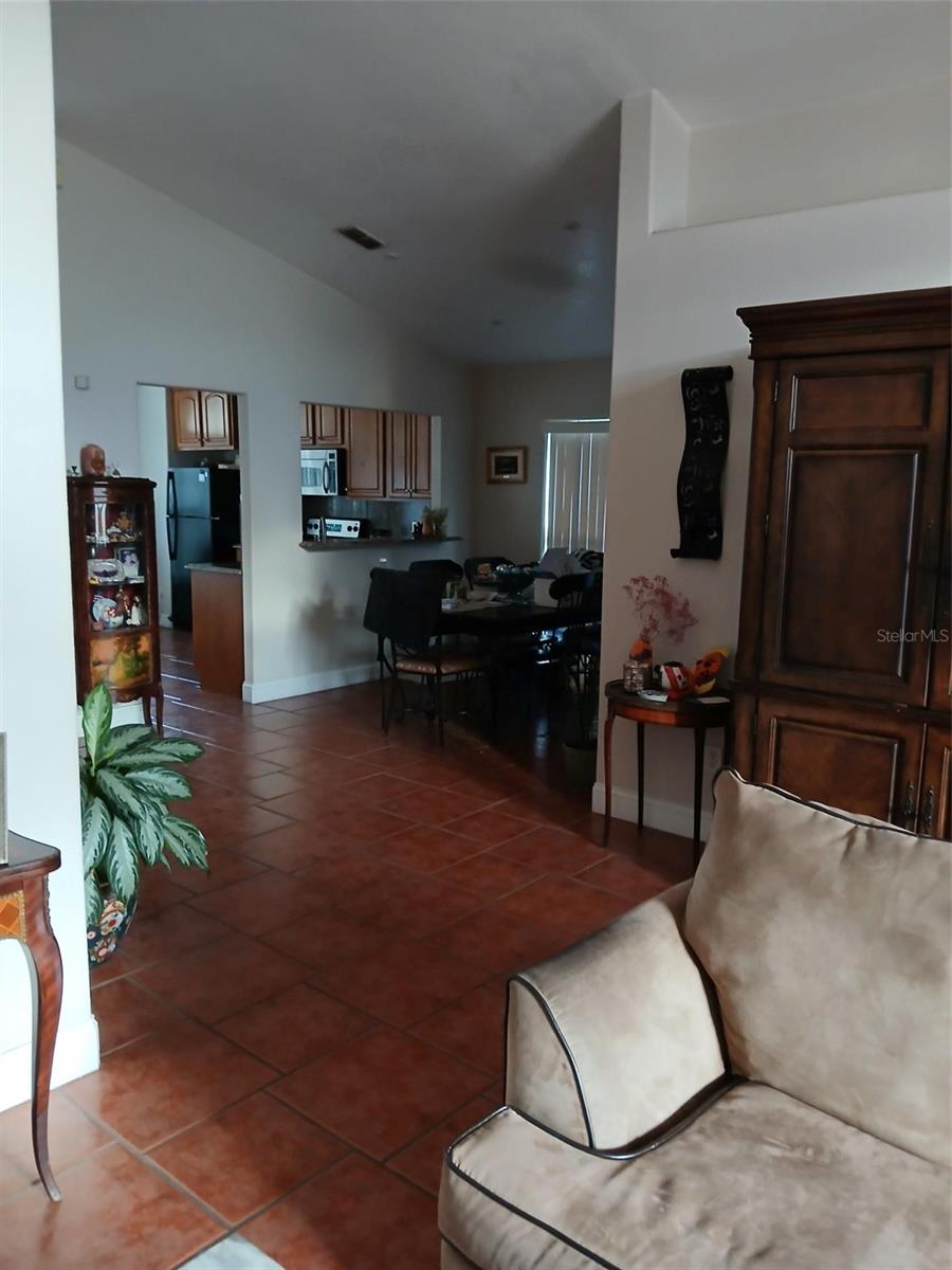 2610 DELCREST DR