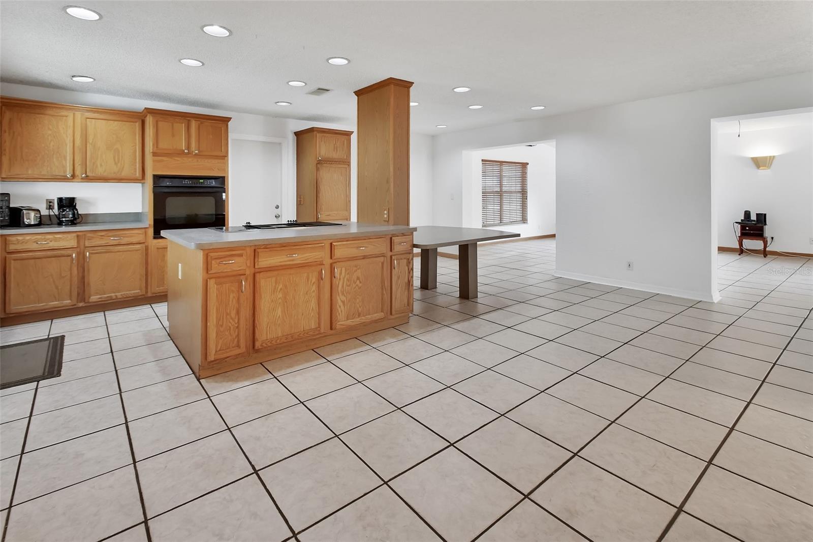 1590 URBANA AVE