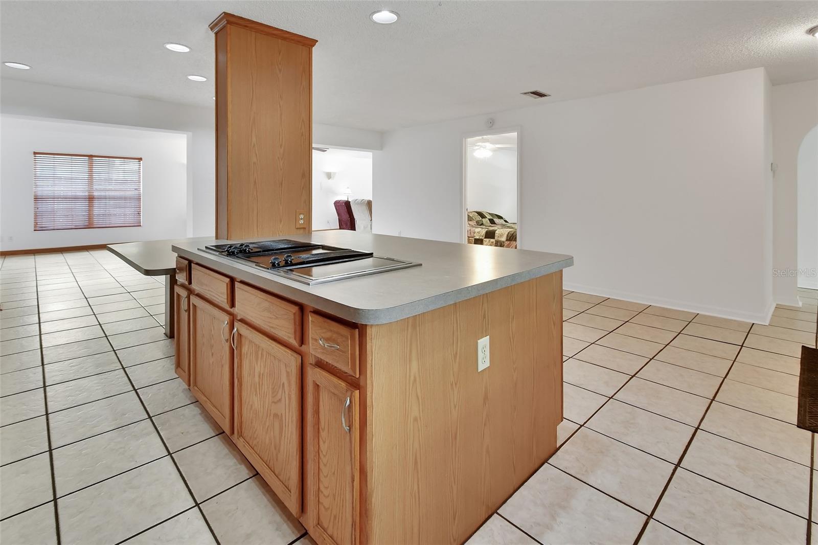 1590 URBANA AVE