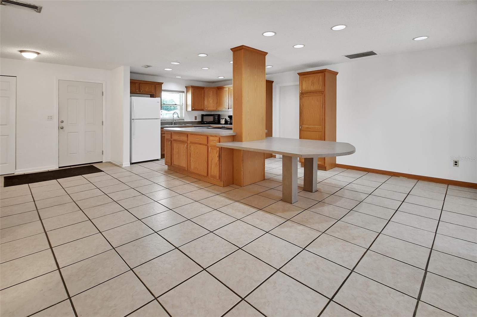 1590 URBANA AVE