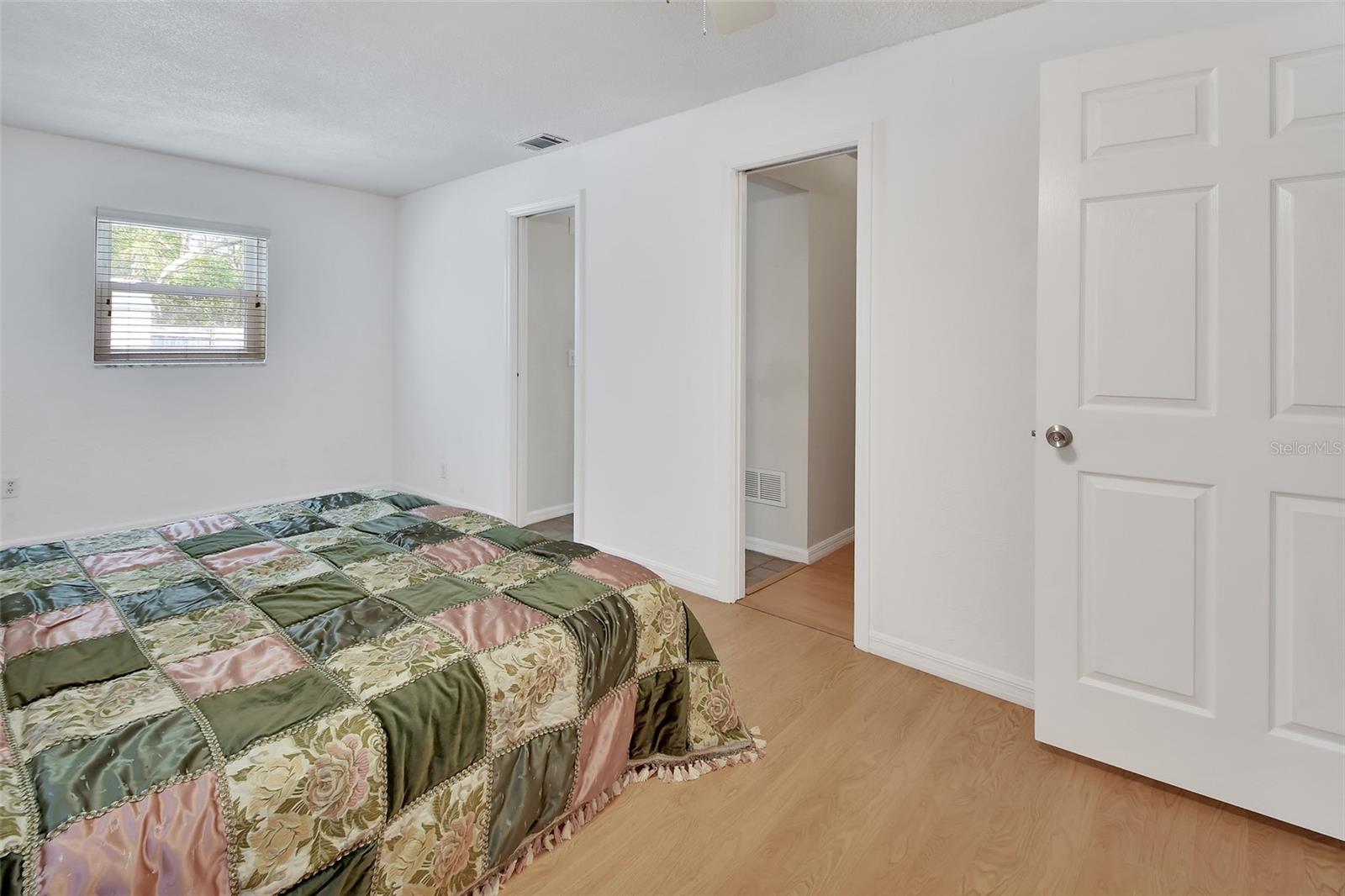 1590 URBANA AVE