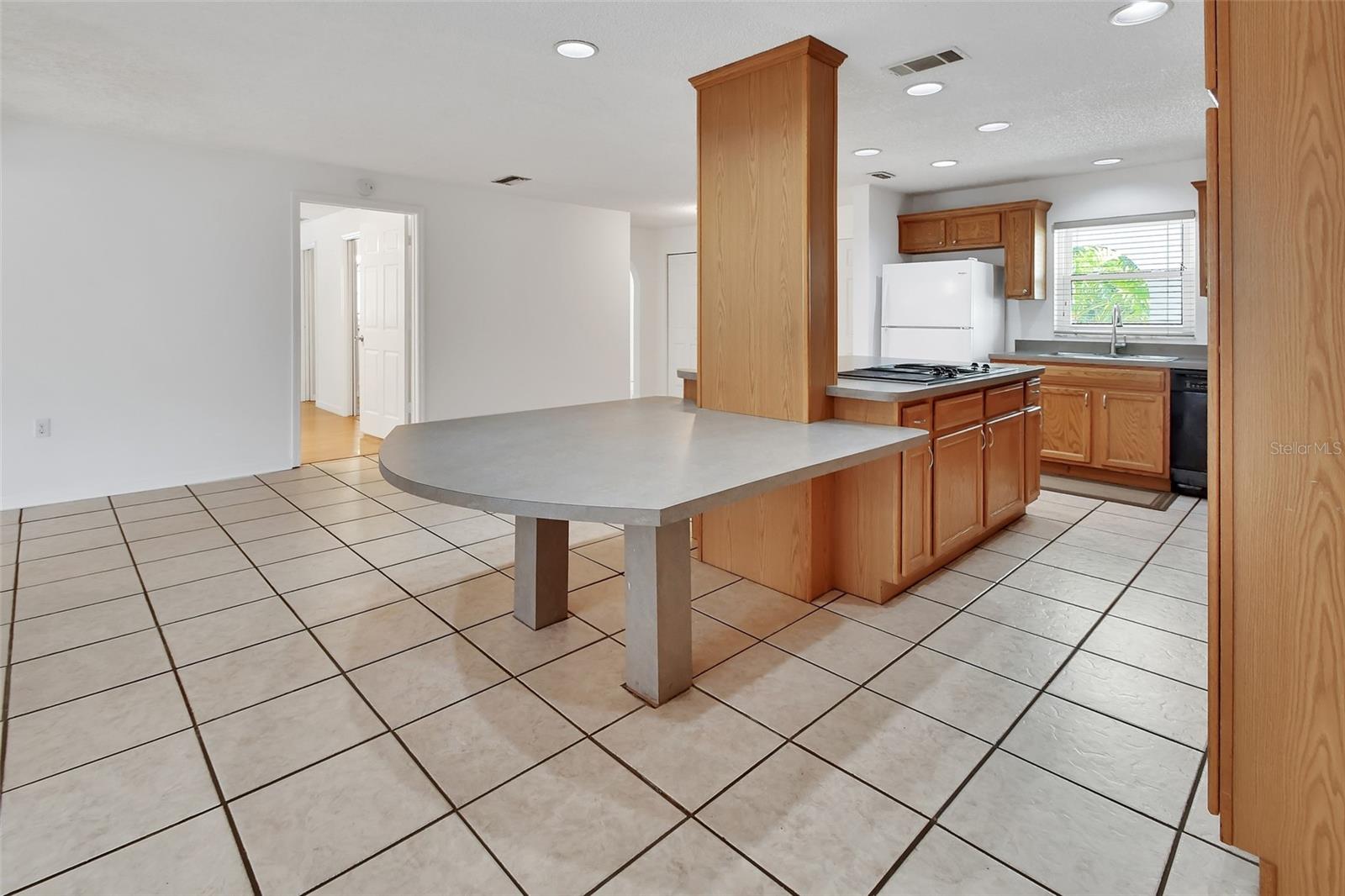 1590 URBANA AVE