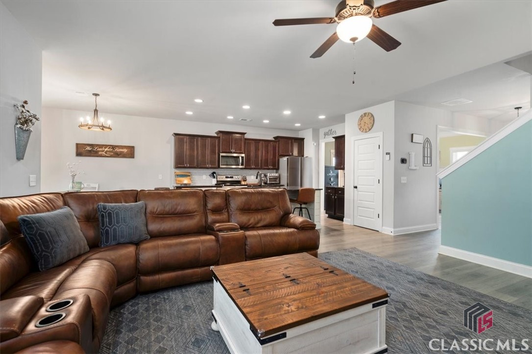 98 Woodbury Lane