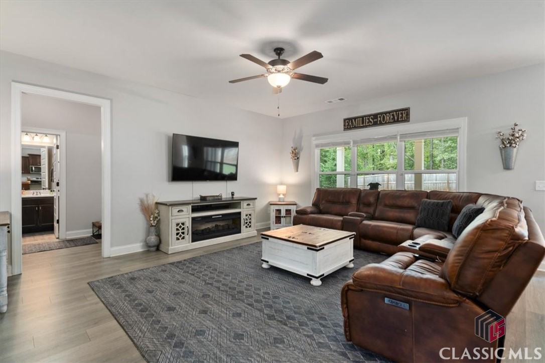 98 Woodbury Lane