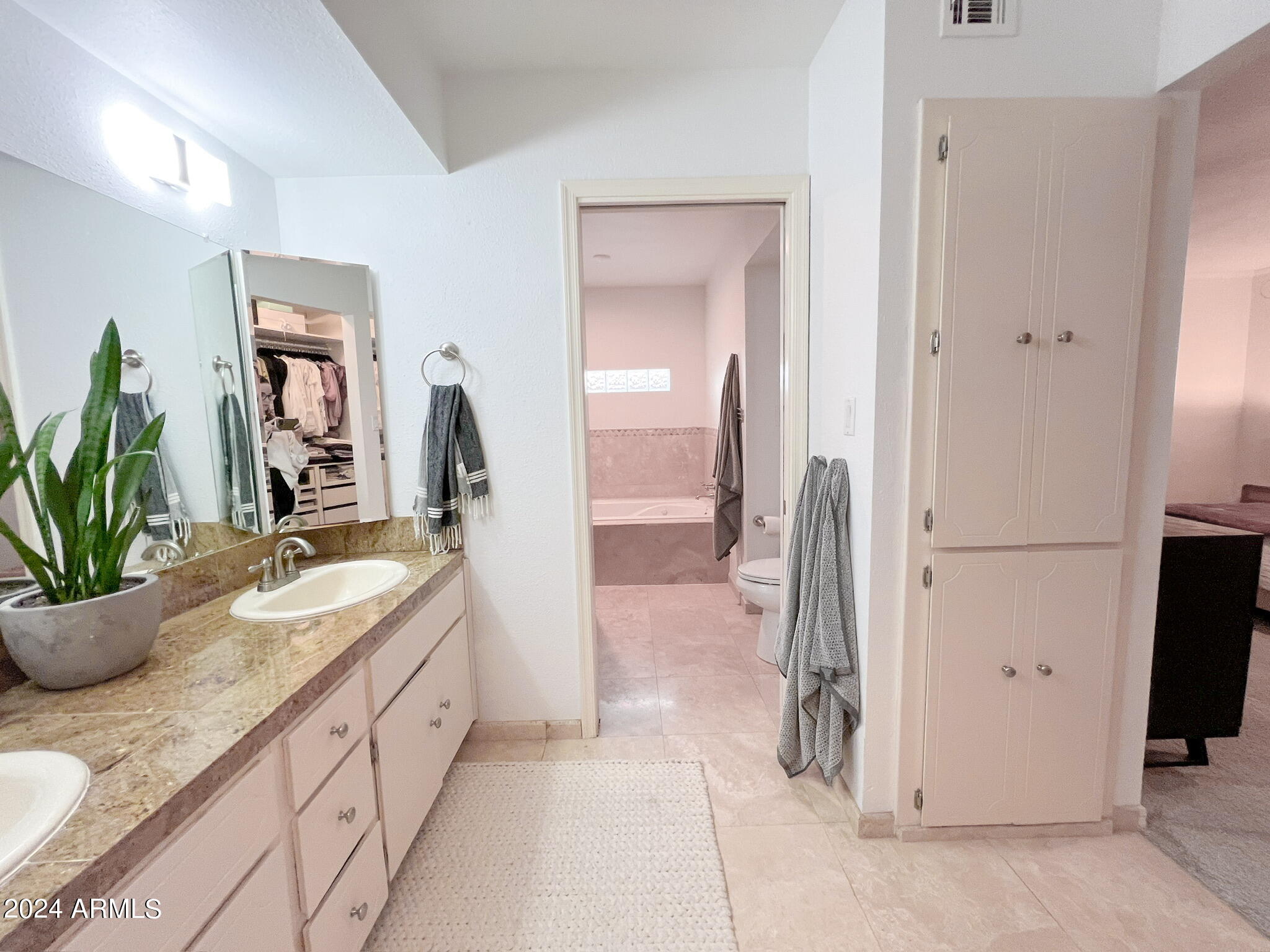 9422 N ARROYA VISTA Drive E