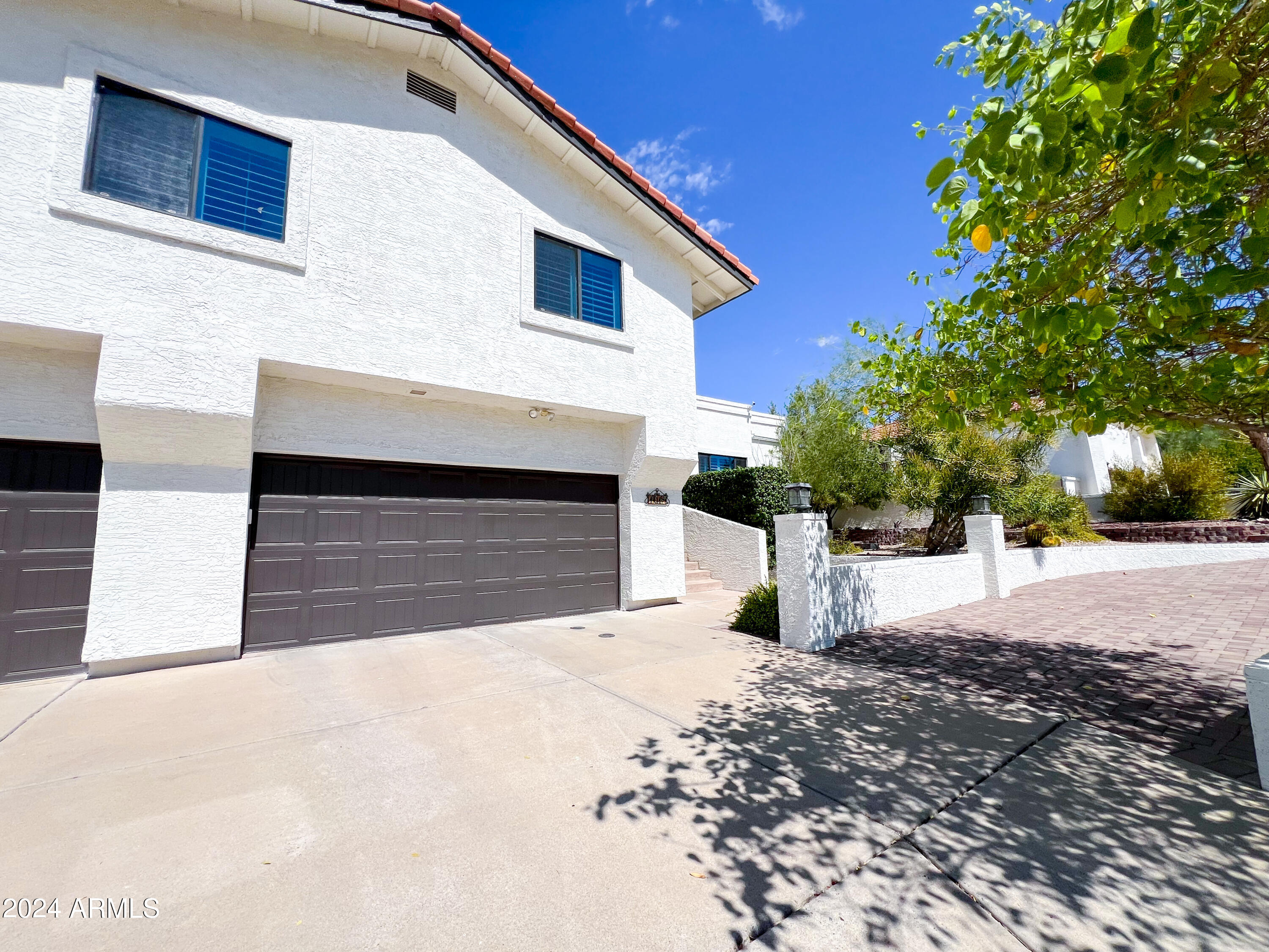 1014 E COUNTRY GABLES Drive