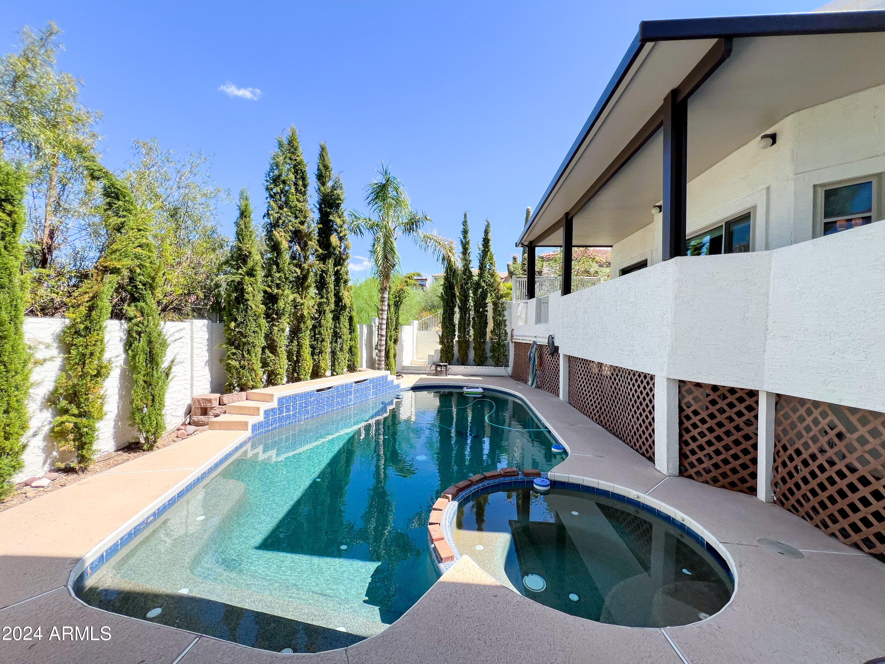 1014 E COUNTRY GABLES Drive