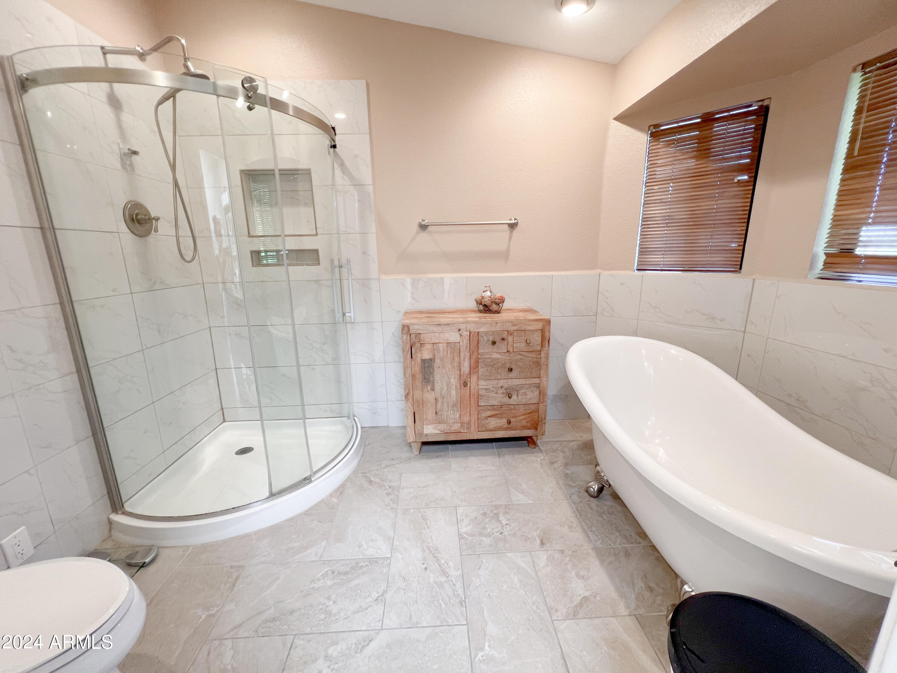 1014 E COUNTRY GABLES Drive