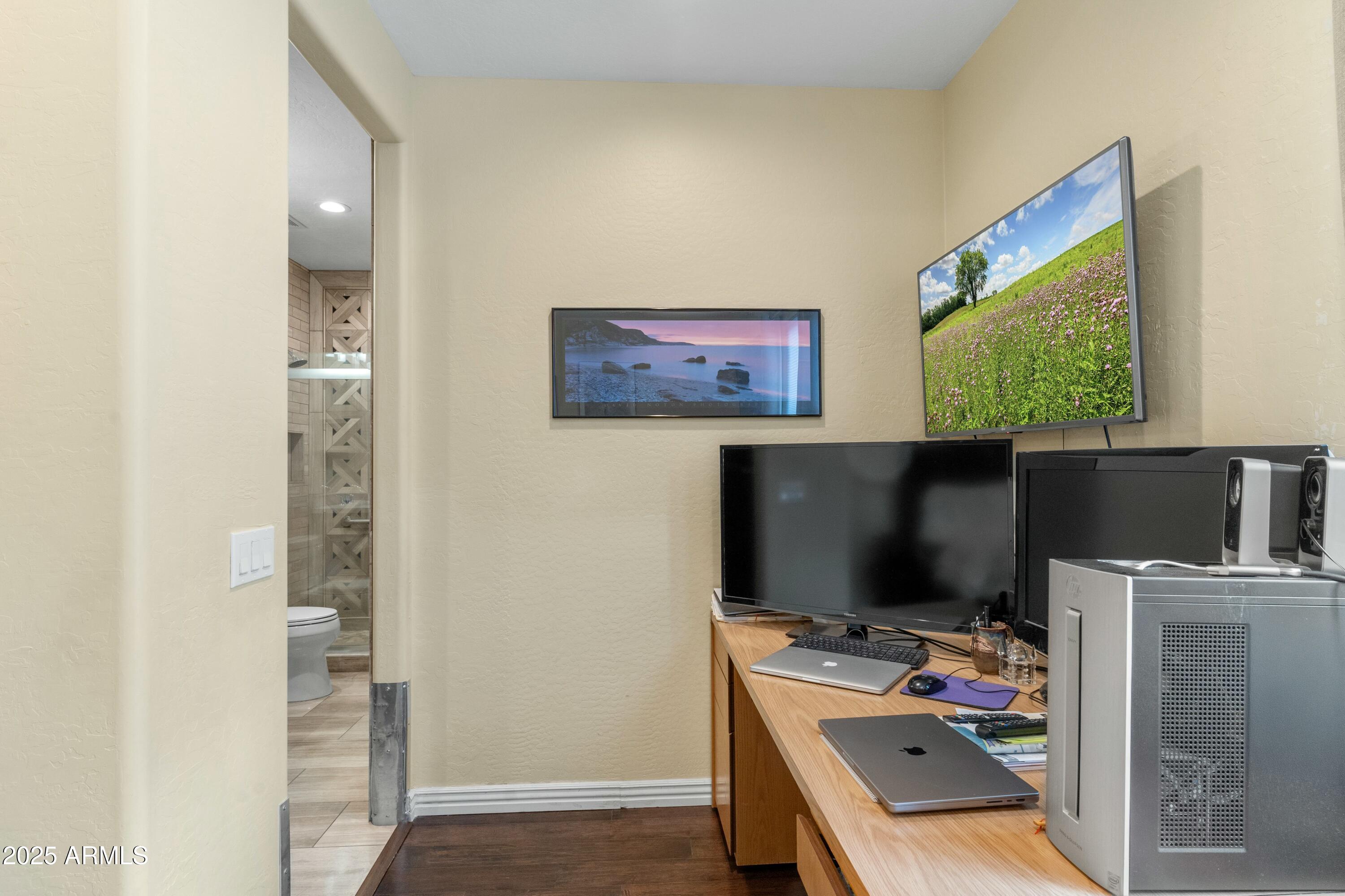 9869 E DAVENPORT Drive