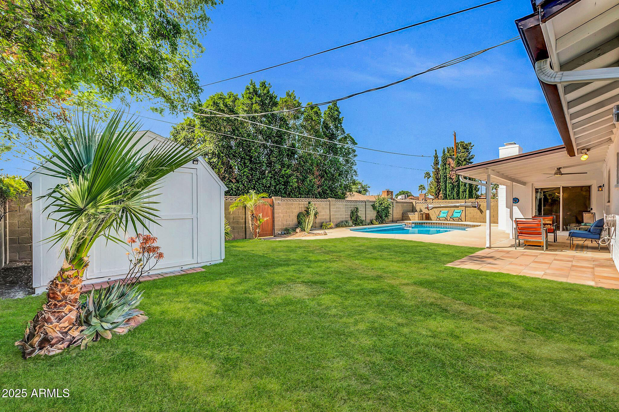 1643 W HARMONT Drive