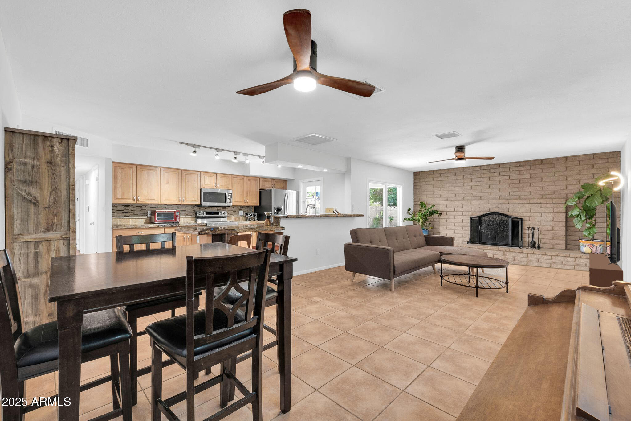 1643 W HARMONT Drive