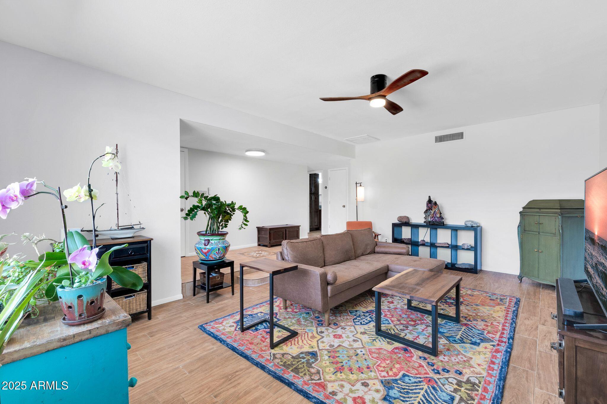 1643 W HARMONT Drive