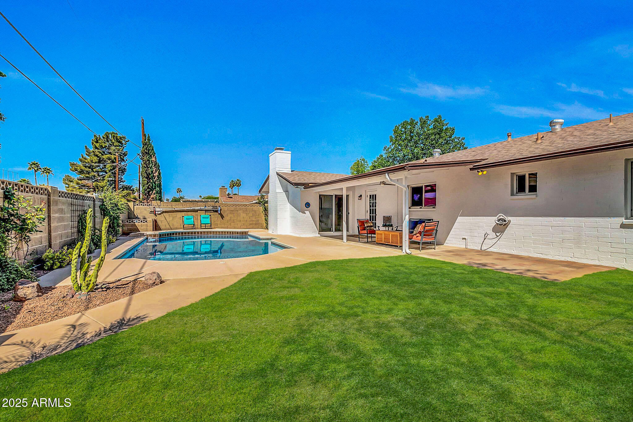 1643 W HARMONT Drive