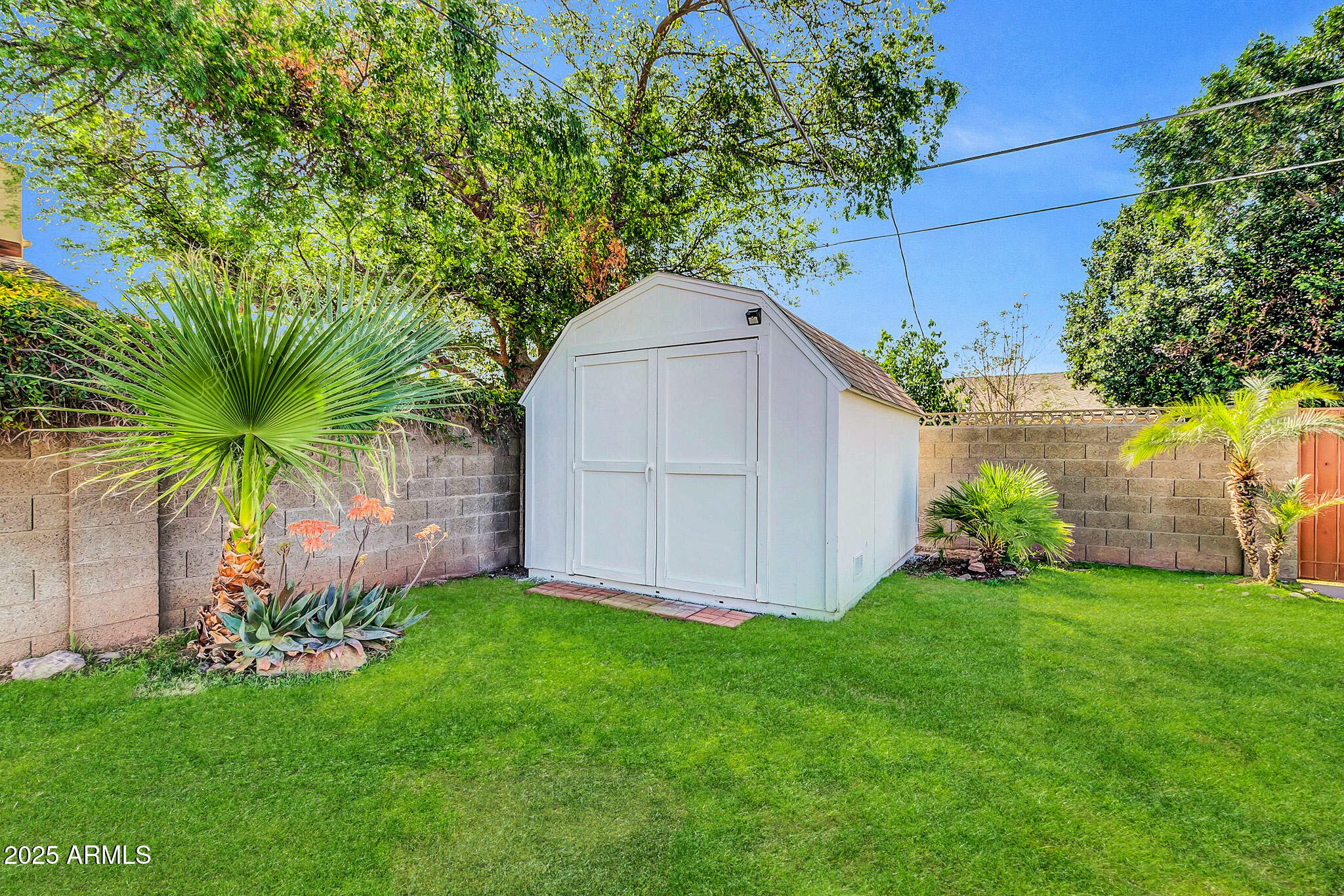 1643 W HARMONT Drive