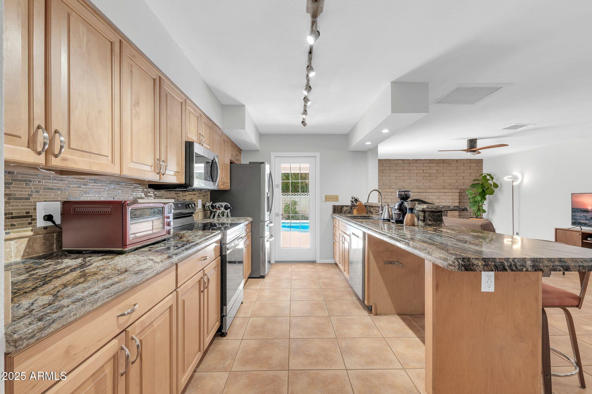 1643 W HARMONT Drive