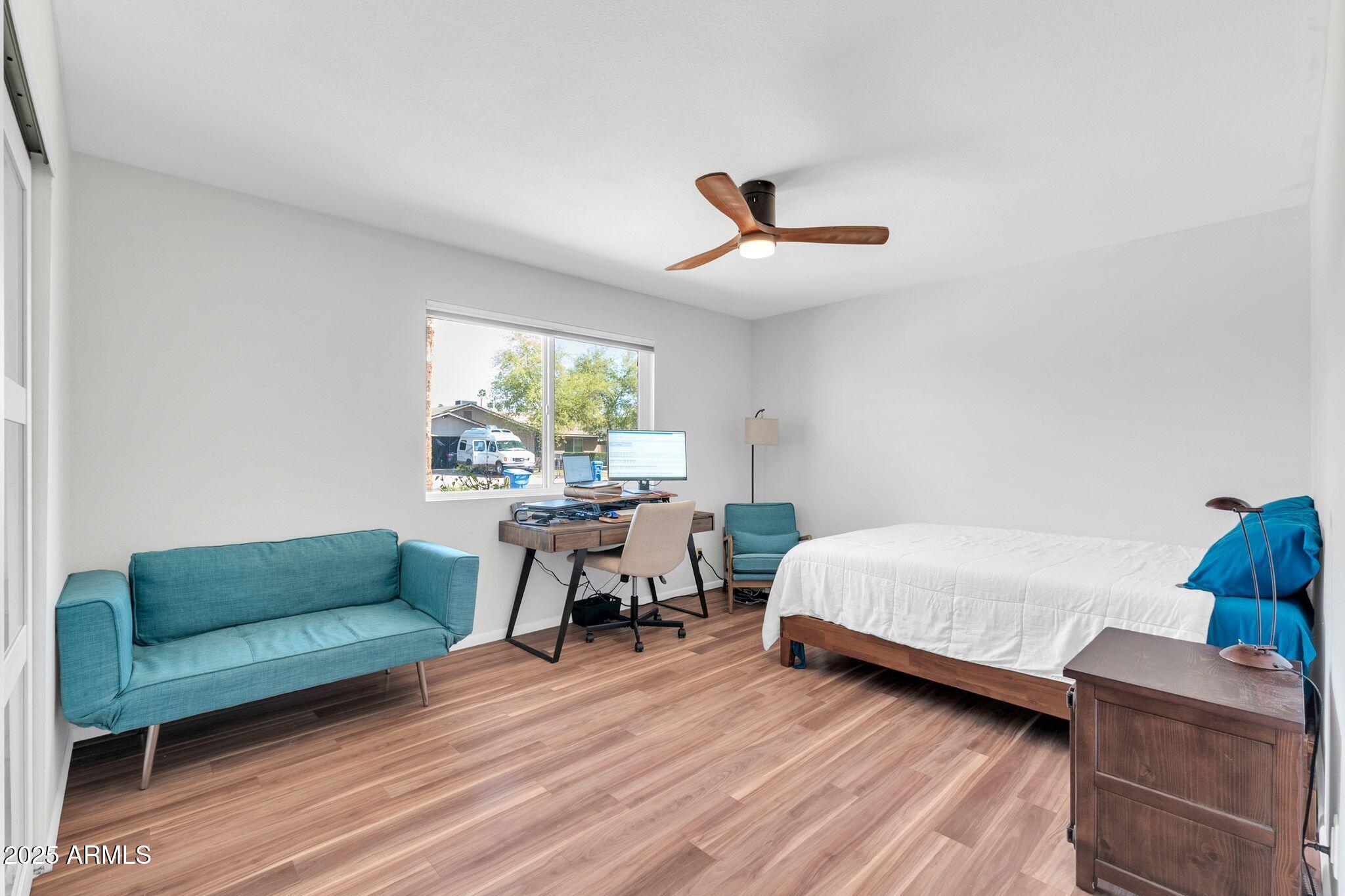 1643 W HARMONT Drive