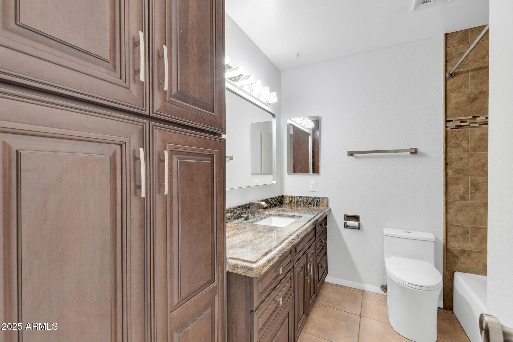 1643 W HARMONT Drive