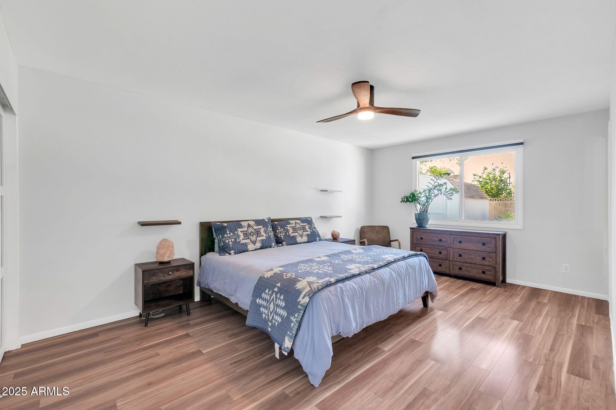 1643 W HARMONT Drive